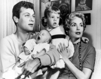 Tony Curtis y Janet Leigh junto a sus dos hijas Jamie Lee (con Tony) y Kelly